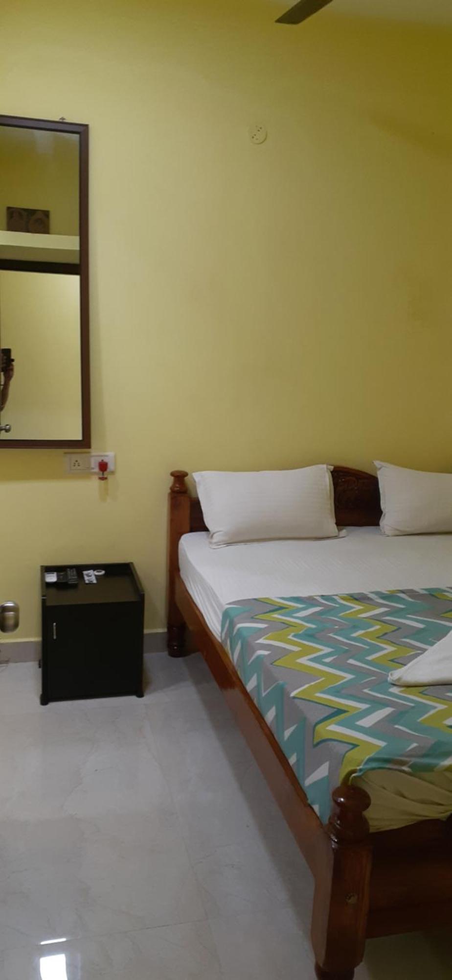 Varadhar Guest House Канчипурам Экстерьер фото